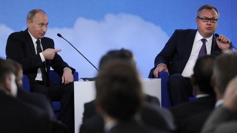 Andrey Kostin, à direita de Vladimir Putin na foto, é o presidente do VTB Russia.