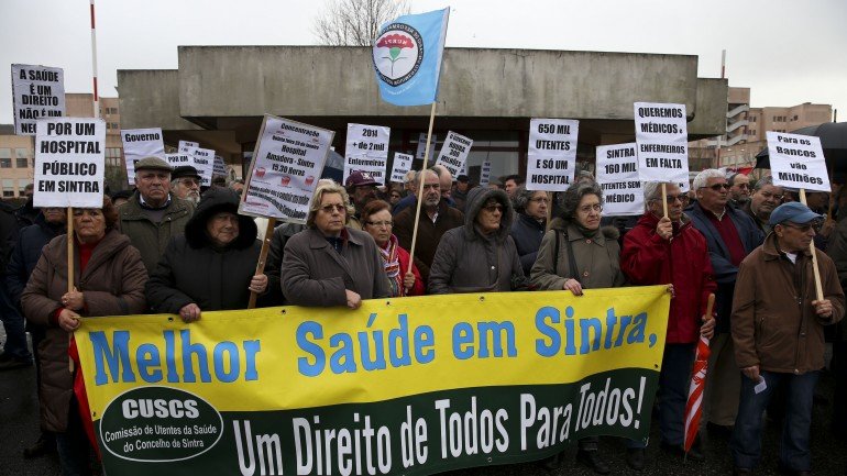 Manifestação de utentes frente ao Hospital Amadora-Sintra