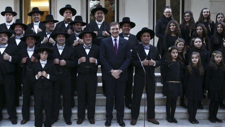 O primeiro-ministro e o Grupo de Cantadores de Aldeia Nova de São Bento (Beja)