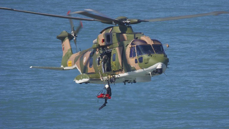 O helicóptero H 101 Merlin (na foto), estacionado em Porto Santo, esteve oito meses sem piloto-comandante, o que prejudicou as operações de salvamento nos arquipélagos