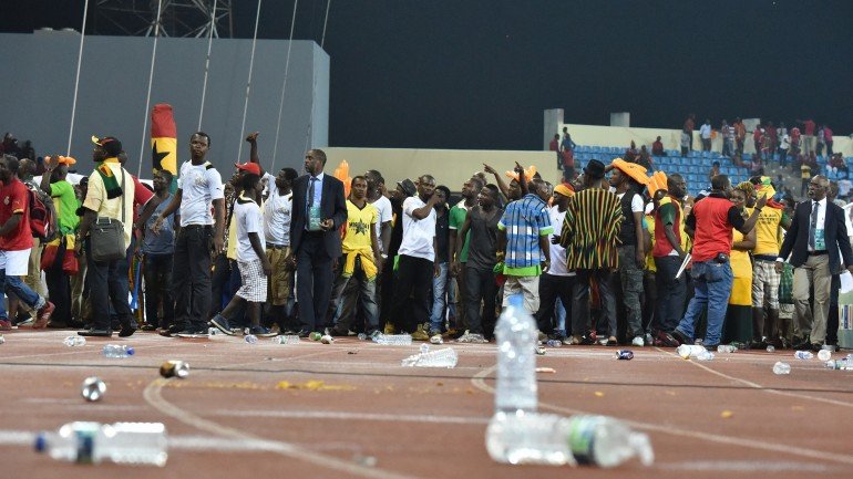 Os cerca de 500 ganeses que estavam no estádio em Malabo, na Guiné Equatorial, fugiram do cerco dos adeptos adversários na bancada e concentraram-se na pista de atletismo