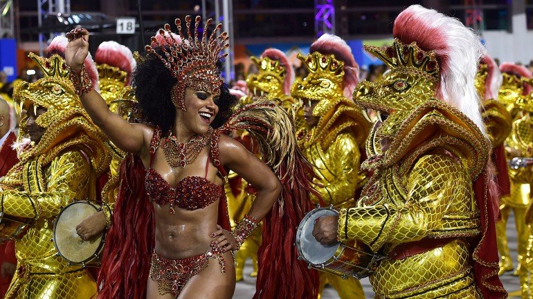 Simone Sampaio é a rainha de bateria da escola de samba Dragões da Real no Carnaval de São Paulo