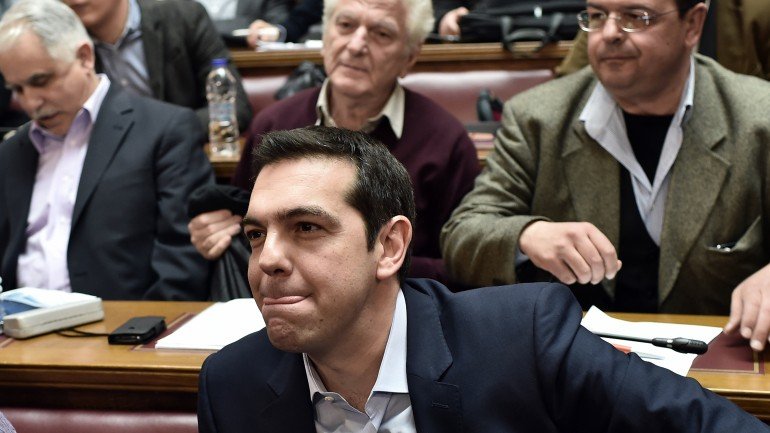 Jornalistas a tomar nota do discurso de Tsipras, no Parlamento grego