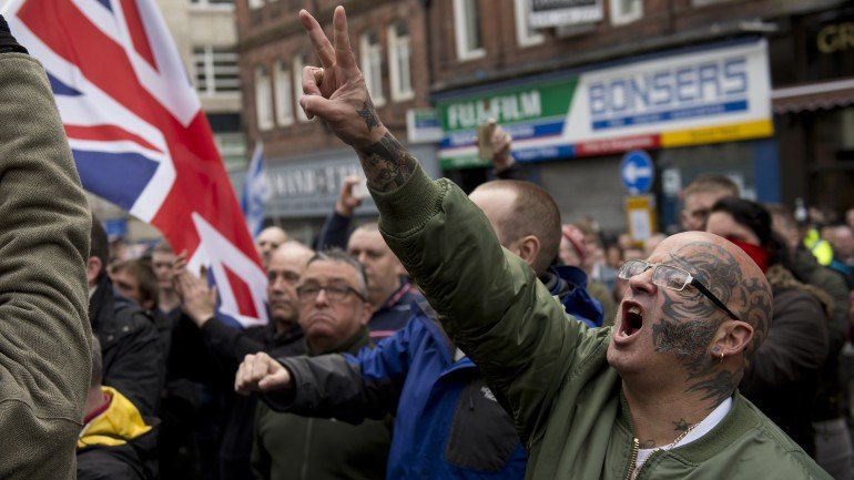 Seguidores britânicos do Pegida manifestaram-se em Newcastle contra a comunidade islâmica no Reino Unido