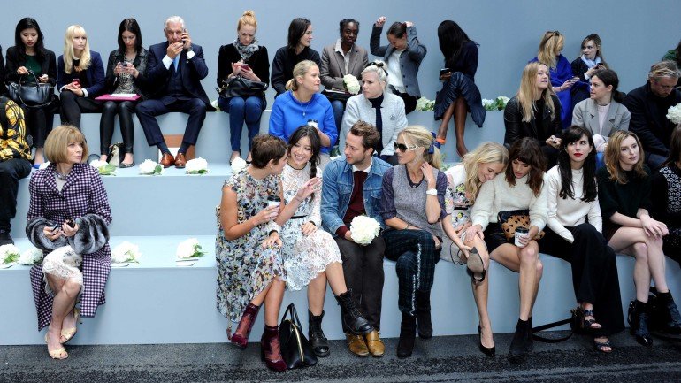 A diretora da Vogue norte-americana, Anna Wintour (à esquerda) tem sempre lugar garantido nas principais semanas da moda.