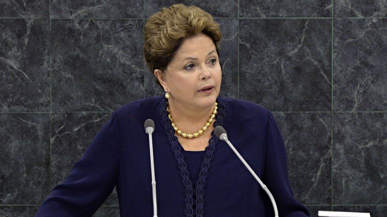 Dilma Rousseff: economistas alertam que a situação &quot;fica mais negra semana após semana&quot;