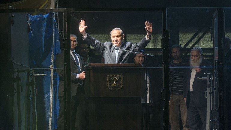 Benjamin Netanyahu discursou perante os apoiantes atrás de um vidro à prova de bala.