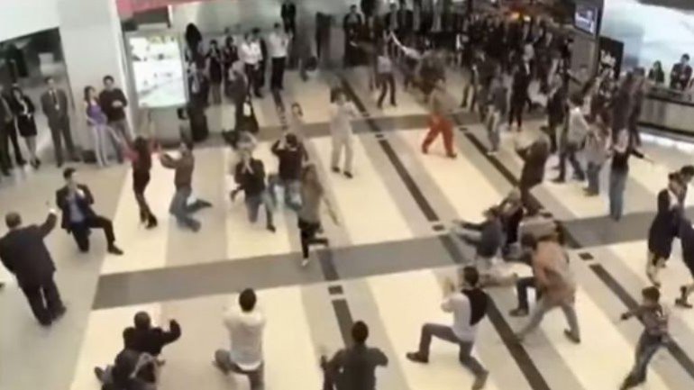 Num dos vídeos, há um &quot;flash mob&quot; ao som da música jihadista
