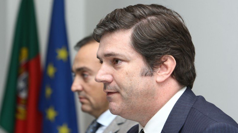 Azevedo Pereira, ex-diretor-geral de impostos, ao lado de Paulo Núncio