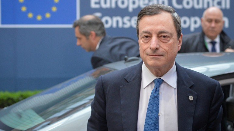 Mario Draghi: BCE não pode apoiar indefinidamente os bancos gregos