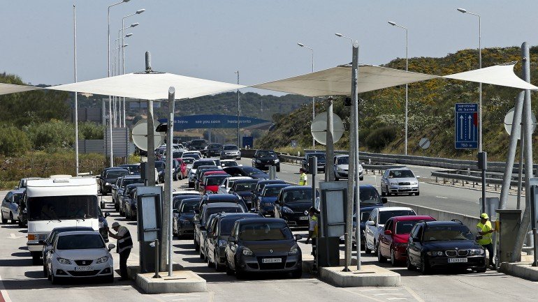 A Páscoa trouxe milhares de espanhóis ao Algarve e formam filas de automóveis para pagar as portagens eletrónicas.
