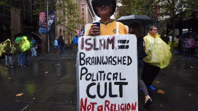 &quot;Não ao Islão, não à sharia, não ao halal&quot;, diziam alguns cartazes dos manifestantes