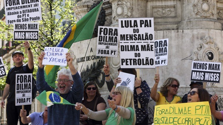 A manifestação aconteceu no Largo Camões, no Chiado