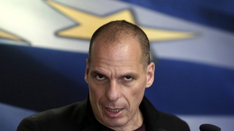 As declarações surgem depois de na segunda-feira, dia 27 de abril, o primeiro-ministro grego, Alexis Tsipras, ter anunciado uma reorganização da equipa negocial grega, uma manobra que foi interpretada como uma forma de ultrapassar Varoufakis
