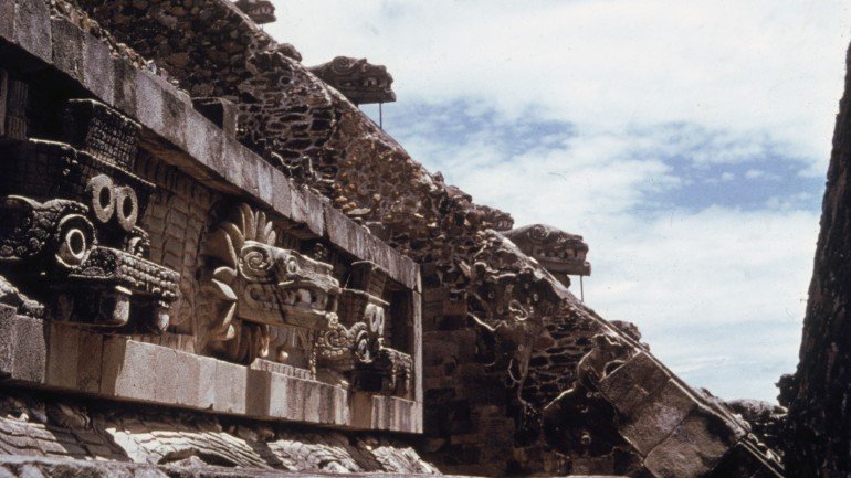 A cidade de Teotihuacan albergava entre 100.000 a 200.000 pessoas e era uma das maiores e mais importantes cidade sagradas da antiga Meso América, elevando monumentos como o Templo de Quetzalcoatl (também conhecido como o Templo da Serpente com Penas) e a Pirâmide do Sol e da Lua