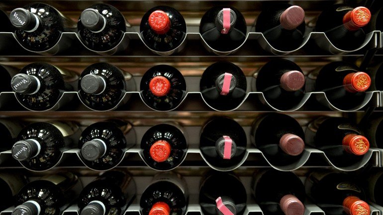 O vinho deve ser armazenado deitado e não em pé.