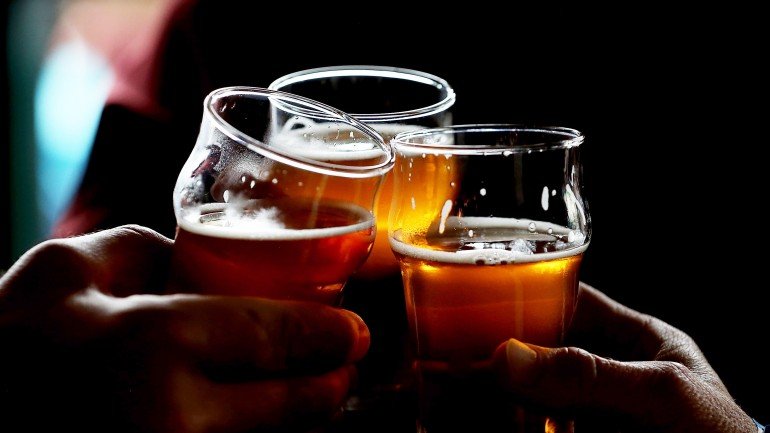 A cerveja e o vinho, hoje, são as únicas bebidas alcoólicas cuja venda e consumo são autorizadas, por lei, a jovens a partir dos 16 anos