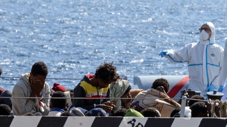 No domingo as autoridades disseram que a embarcação se tinha virado quando os migrantes se deslocaram todos para um lado para serem salvos