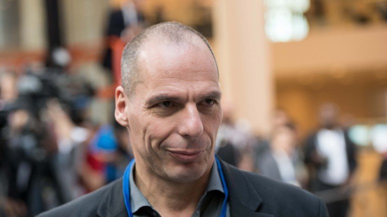 Yannis Varoufakis foi ministro das Finanças da Grécia entre janeiro e julho de 2015, altura em que se demitiu a seguir à vitória do &quot;não&quot; no referendo de 5 de julho.