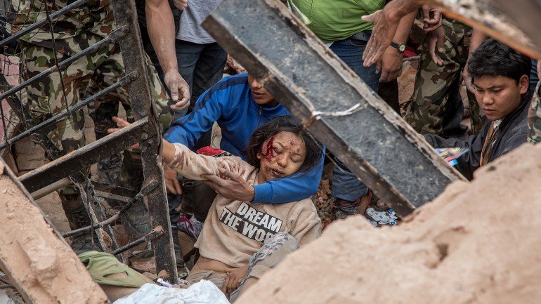 Um rapaz, uma mulher e um bebé conseguiram sair dos escombros com vida