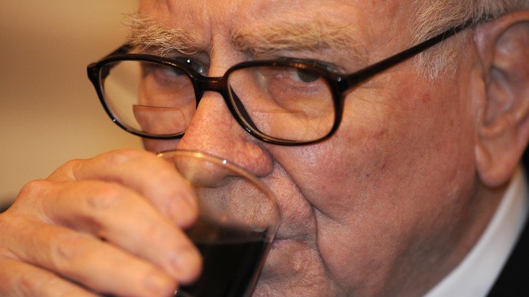 Buffett bebe cinco Coca-Colas por dia. A Coca-Cola é também uma das suas ações favoritas.