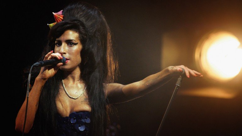 A equipa que produziu o documentário justificou que fez cerca de “100 entrevistas com pessoas que conheciam Amy Winehouse: amigos, família, antigos sócios e membros da industria musical que trabalharam com ela”