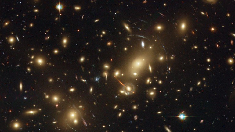 &quot;Uma cidade imensa de galáxias, sobretudo mortas, mas que amplificam a luz de galáxias jovens extremamente distantes, no Universo jovem&quot;, David Sobral