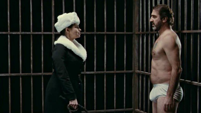É uma comédia sexual francesa. E Cantona é um dos atores.