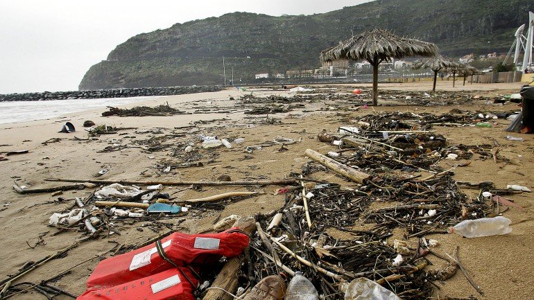Do lixo recolhidos em 11 praias portuguesas, durante dois anos, 97% era plástico