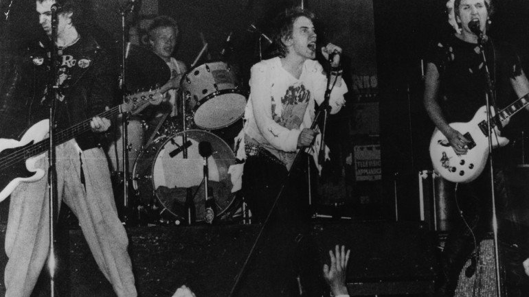 O single &quot;Anarchy in the UK&quot;, dos Sex Pistols, foi lançado em 1976. Em 2015, perante o impasse eleitoral, é quase profético.