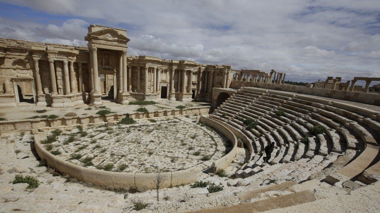 o Estado Islâmico colocou bombas no anfiteatro romano da cidade de Palmira.