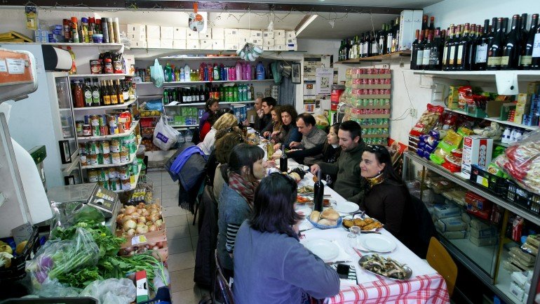 No restaurante O Eurico, na Mouraria, os grupos comem por vezes no espaço da mercearia contígua.