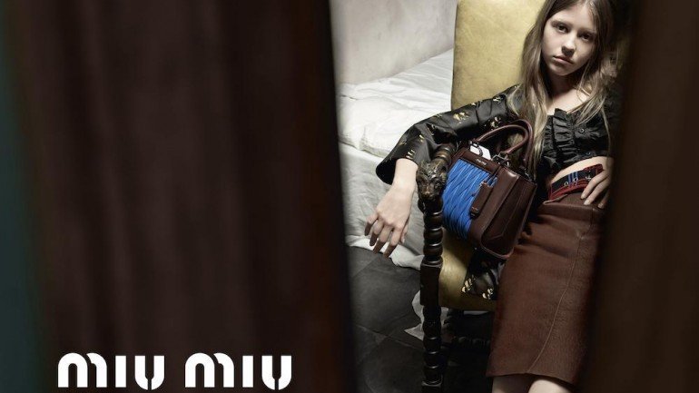 A Miu Miu lançou uma campanha publicitária acusada de sexualizar uma menina. Mas trata-se de uma modelo com 22 anos