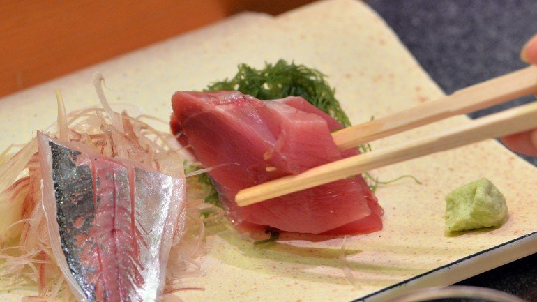 Se já domina as regras de etiqueta de quem come de garfo e faca, está na altura de requintar as suas refeições japonesas