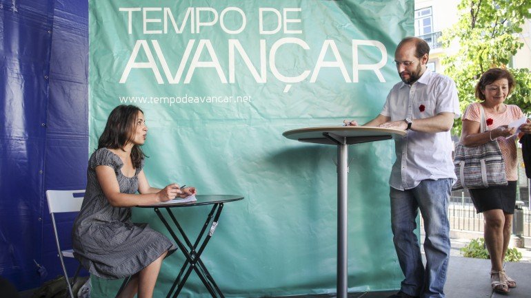 Ana Drago e Rui Tavares estiveram este domingo no Largo Camões, em Lisboa, onde foi montada uma mesa de voto