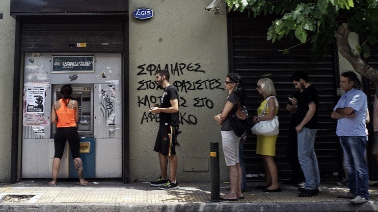 Os relatos e fotografias de enormes filas em frente a caixas de multibanco em toda a Grécia começaram a aparecer nas redes sociais logo após o discurso de Alexis Tsipras