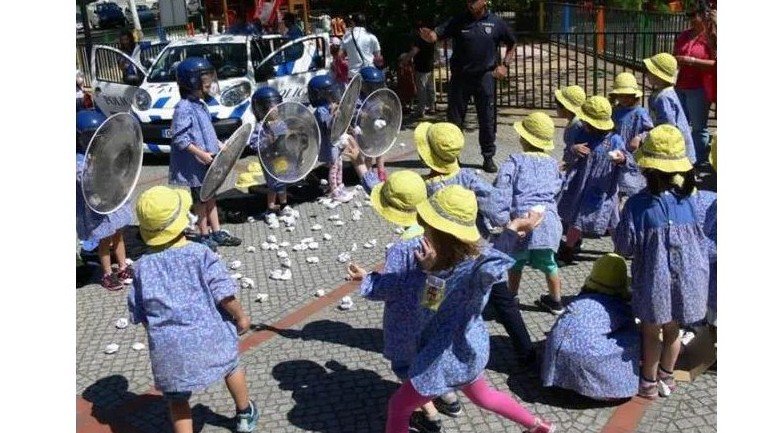Em causa está uma imagem publicada na página da Internet da Câmara de Portalegre, onde se vêem dois grupos de crianças a simular um confronto policial