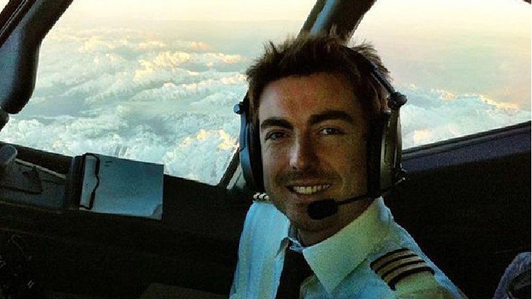 Iain Inglis, piloto escocês de 31 anos, tinha o hábito de comentar sobre episodios da sua vida de piloto no Facebook