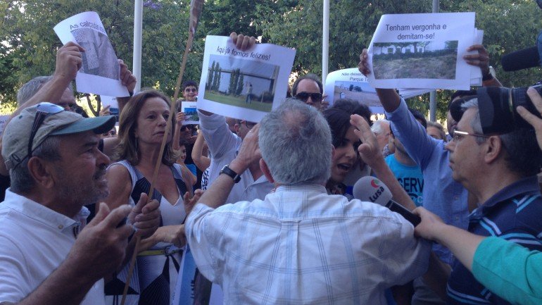 José Moreno no meio dos protestos, enquanto ouvia apelos à demissão