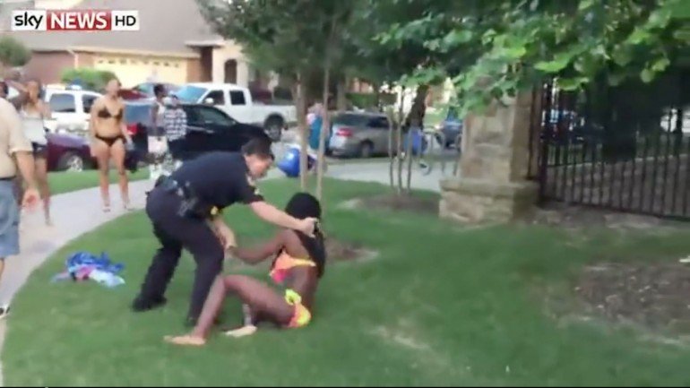 O vídeo que mostra as agressões foi colocado na Internet e tornou-se viral.