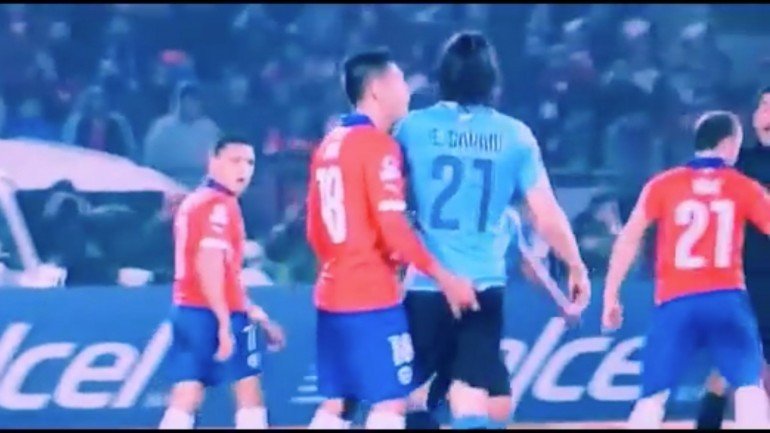 Chile venceu à equipa do Uruguai, que ficou sem dois jogadores durante a partida e não se qualificou para a próxima fase