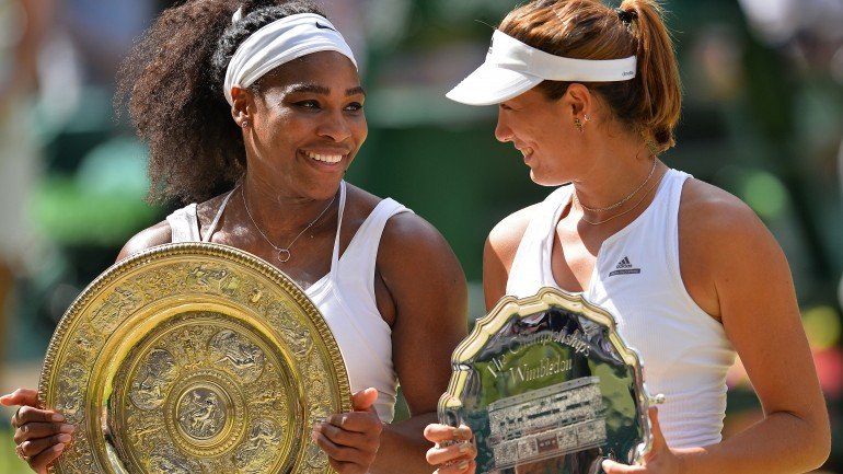 Serena segura o troféu, ao lado de Garbine Muguruza