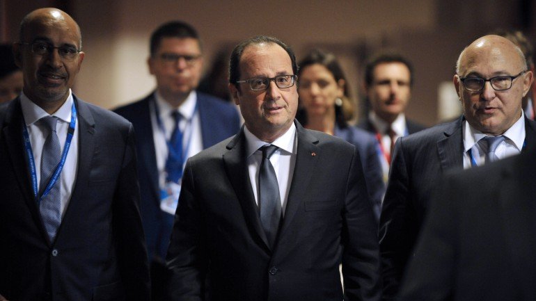 Hollande enalteceu a Europa por ter provado &quot;os princípios da solidariedade e responsabilidade&quot; e a Grécia por ter feito &quot;esforços esperados&quot;
