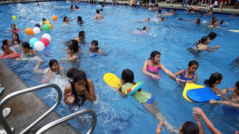 O cloro é um dos produtos mais utilizados para evitar a acumulação de bactérias nas piscinas