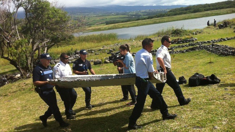 O momento em que, alegadamente, as autoridades da Reunião transportaram o pedaço de asa encontrada nos destroços que deram à costa da ilha, situada no Oceano Indíco