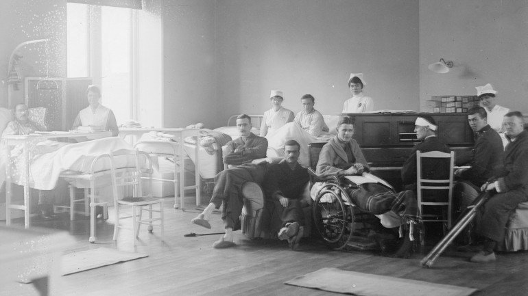 Uma roda de piano no hospital americano da Cruz Vermelha, em Londres, no dia 24 de janeiro de 1918