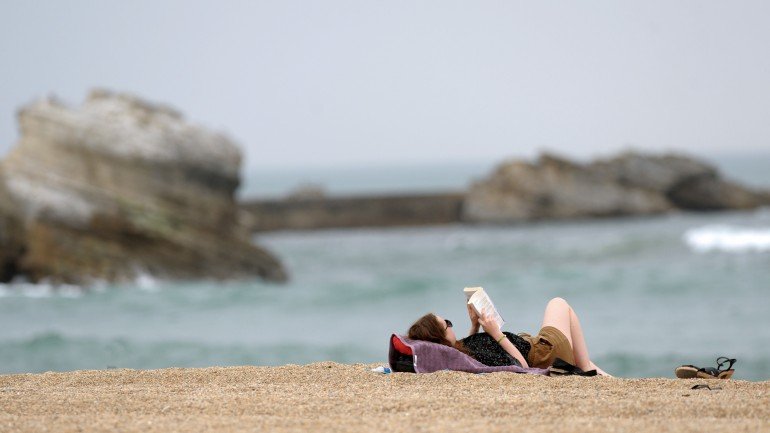 Quarenta e oito por cento das pessoas leva livros para as suas férias de verão.