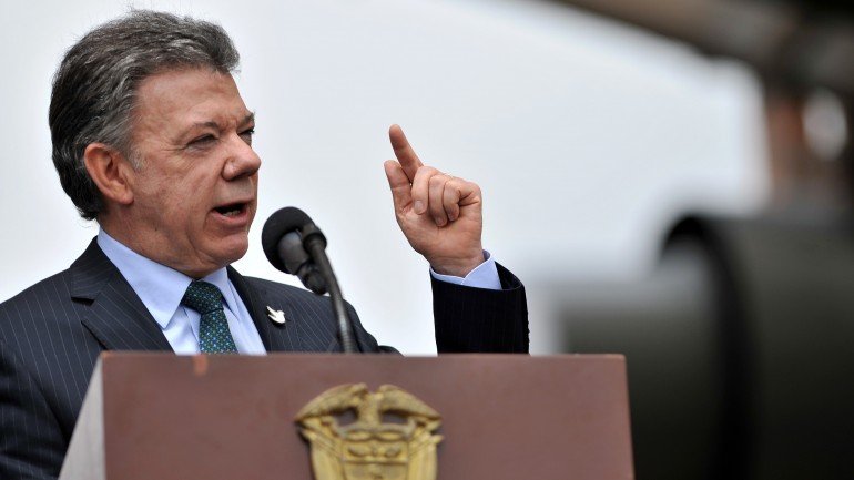 O Presidente da Colômbia, Juan Manuel Santos, autorizou negociações entre a sua equipa e o líder das FARC, &quot;Timochenko&quot;.