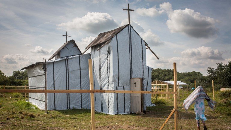 Uma igreja no campo que os emigrantes ocuparam perto de Calais