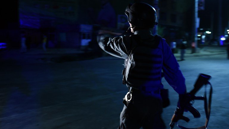 Polícia afegão junto à academia atacada esta sexta-feira em Cabul, Afeganistão